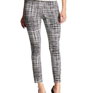 Amanda and Chelsea Ponte stretch pants with a cropped skinny leg size 4